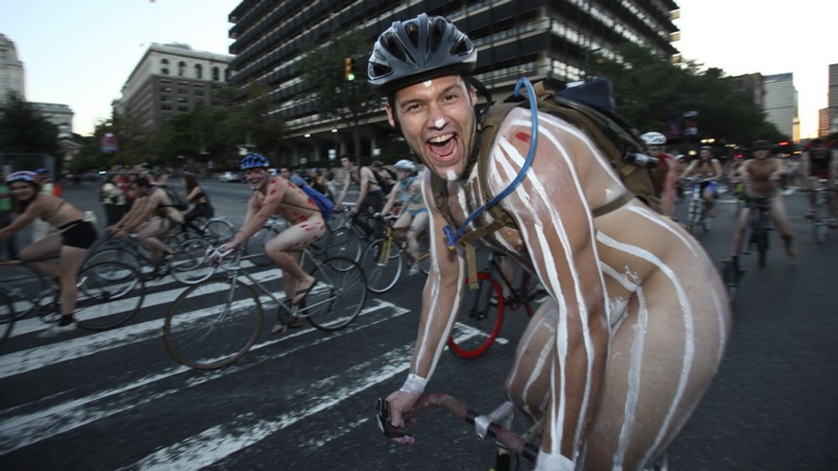 nahi ludia na bicykloch, cyklisti, jeden spredu, zadky