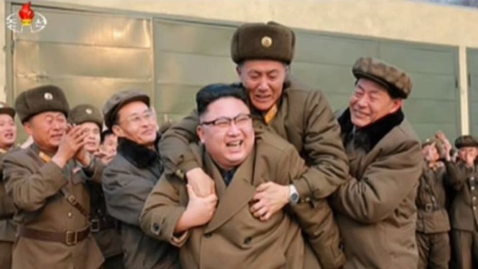 Kim Čong-un s dôstojníkom na chrbte