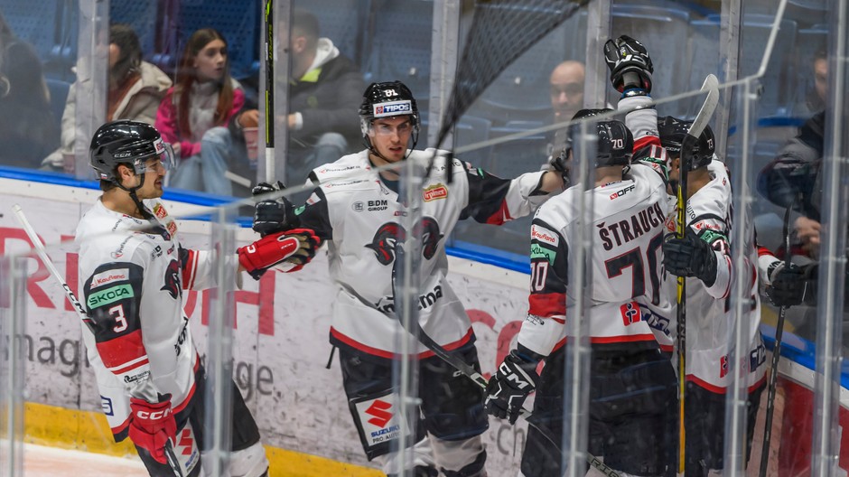 Hokejisti Banskej Bystrice sa tešia z gólu počas zápasu 47. kola hokejovej Tipos extraligy na ľade HC Slovan Bratislava 