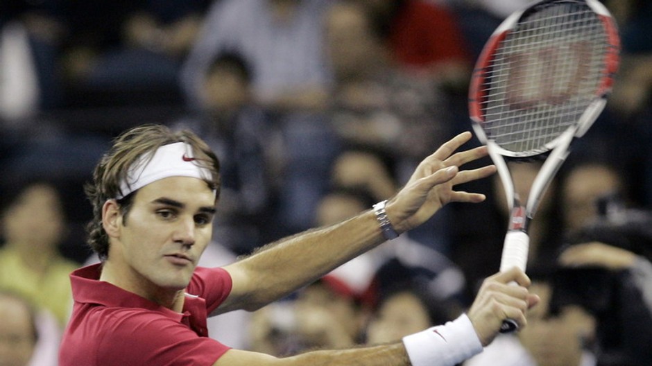 federer pri hre s raketou