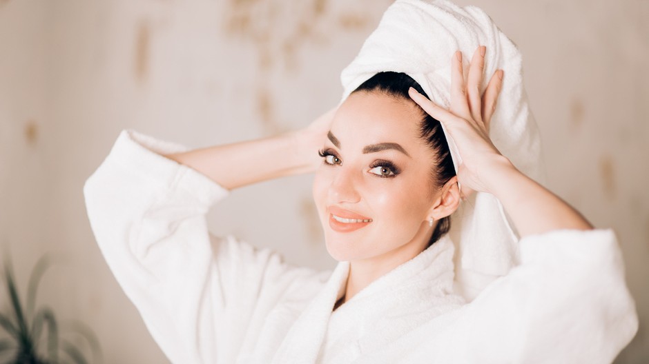 mokré vlasy, turban na hlave