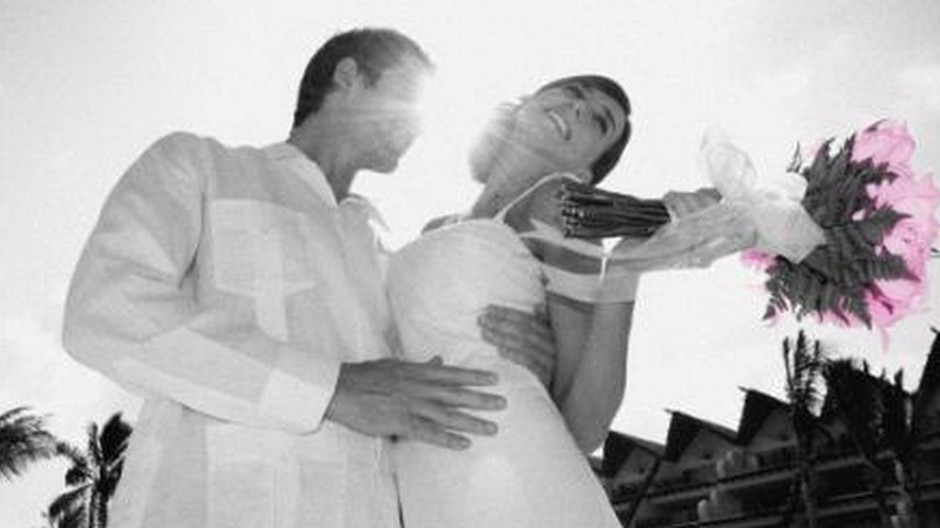 Nevesta, ženích, novomanželia, čierno-biele foto