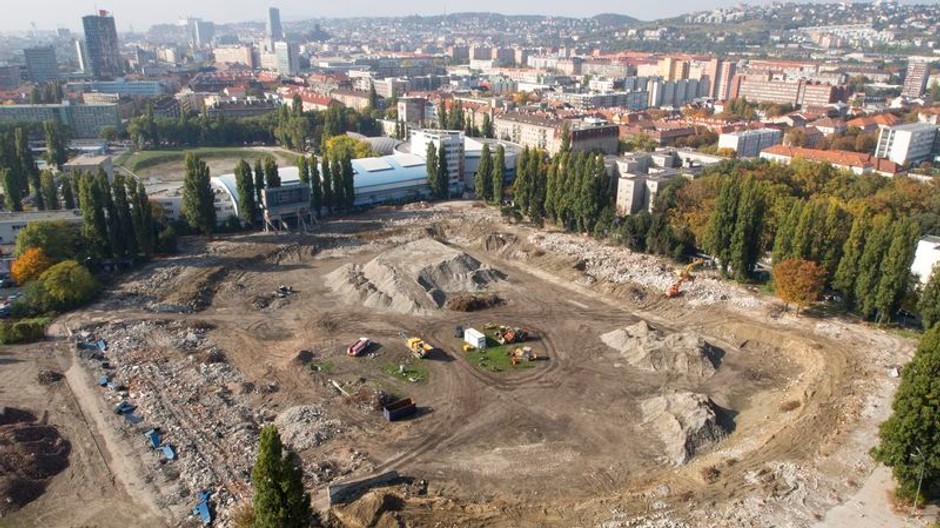 diera po Tehelnom poli.jpg