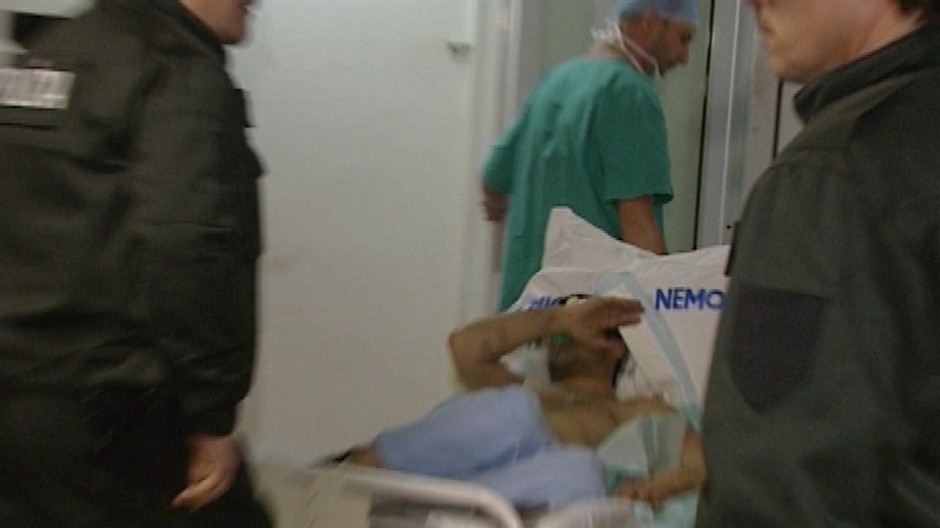 muz na nemocnicnej posteli polus