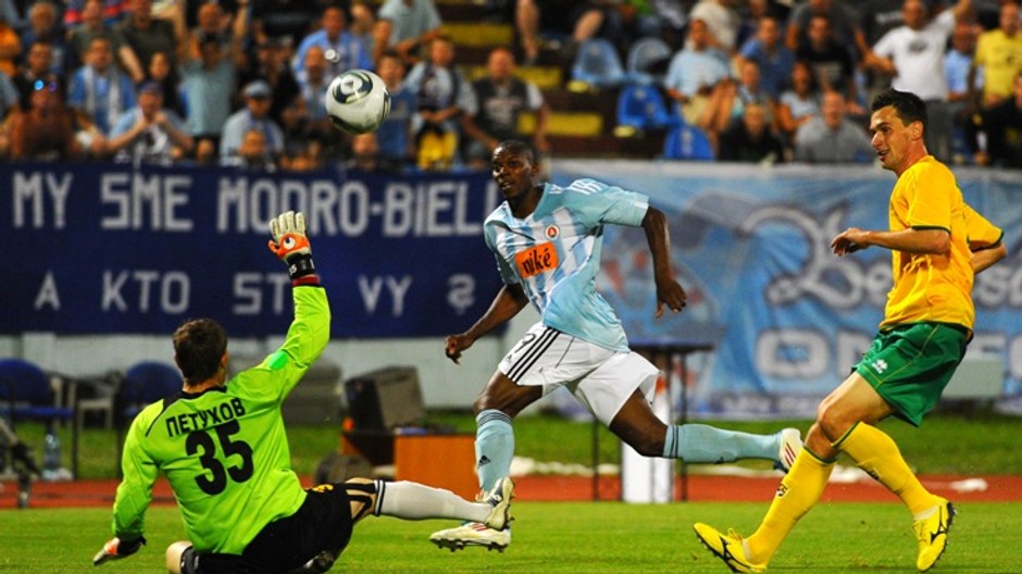 Hráč Slovana Guedé dáva 2. gól do siete Tobolu Kostanaj