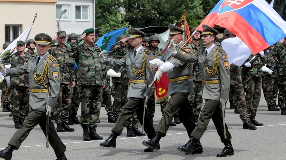 slovenski vojaci pochoduju so zastavou