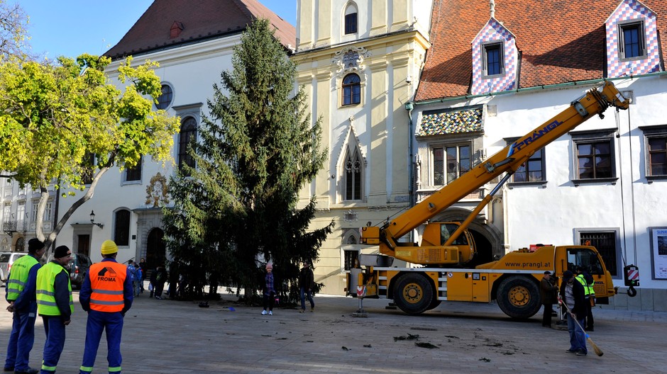 Vianočný stromček na Hlavnom námestí 1