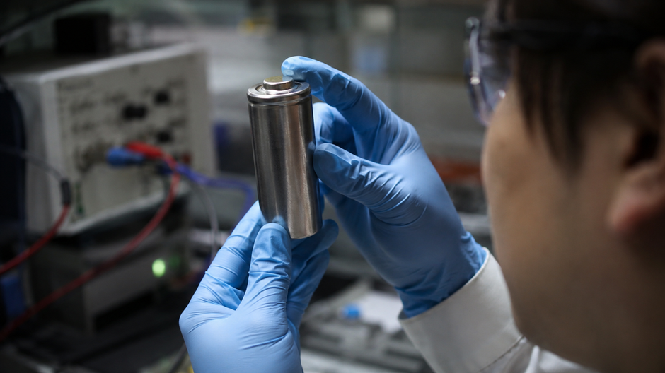 Lítiovo-iónová batéria skúmaná v laboratóriu počas vývoja chemickej úpravy na predĺženie jej životnosti.