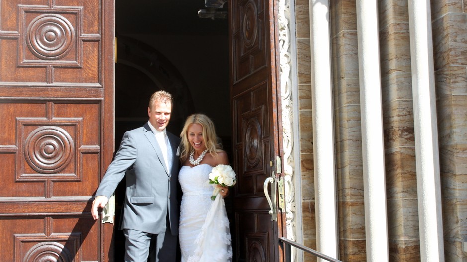 Stanka s manželom vychádzajú z kostola