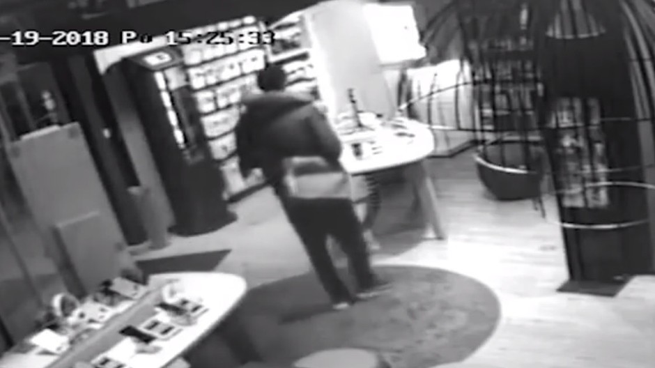 Z predajne ukradol telefón, polícia po mužovi pátra