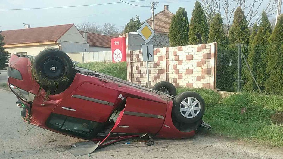 Pri obci Budmerice havarovalo osobné auto