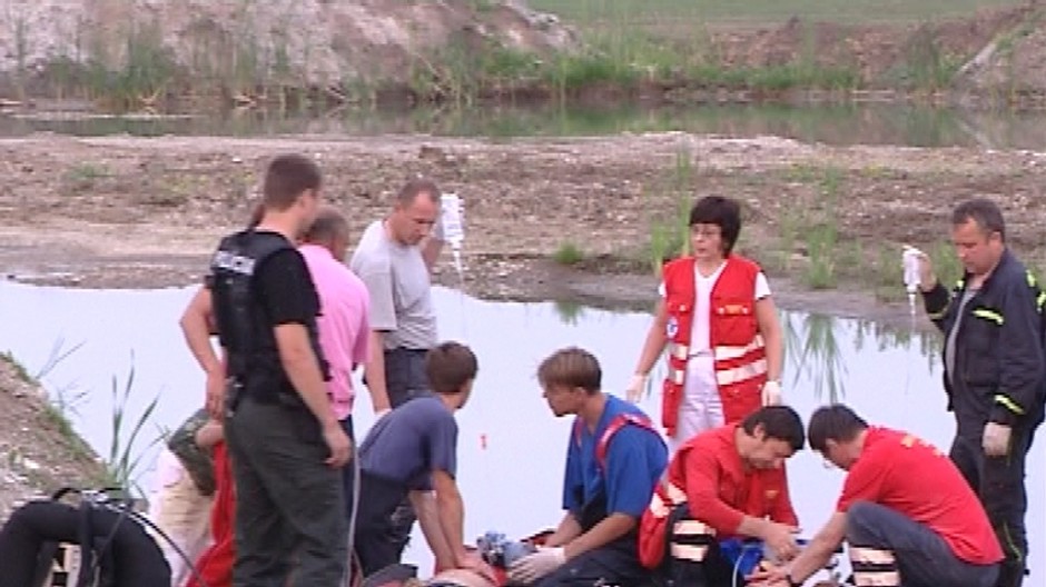 Na brehu zachranuju dvoch utopenych chlapcov