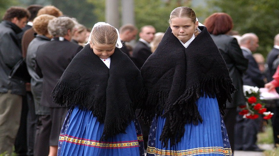 hrinova dve dievcatka  pohreb