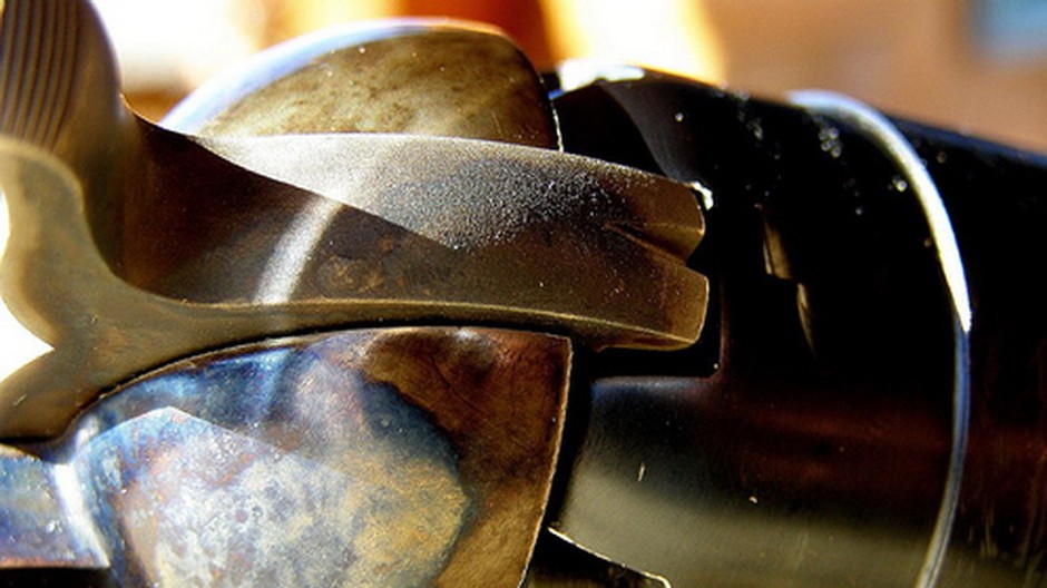 pistol zvrchu velky detail