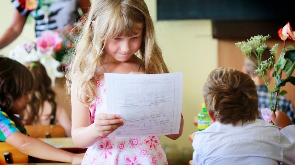 dieťa s vysvedčením