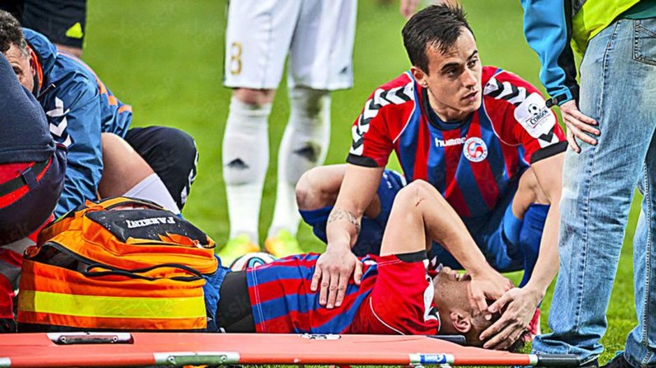 zranený Kóňa na nosidlách.jpg