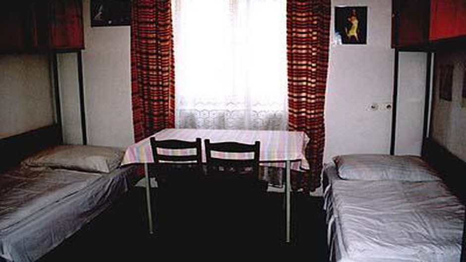 internatna prazdna izba dve postele