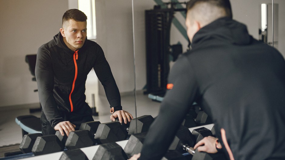 handsome-man-is-engaged-gym 