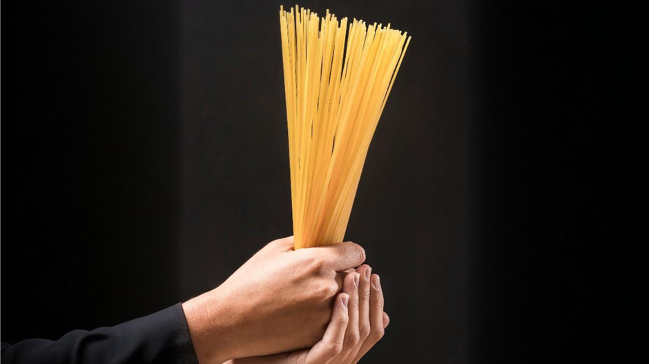 spagetti-holding-hand