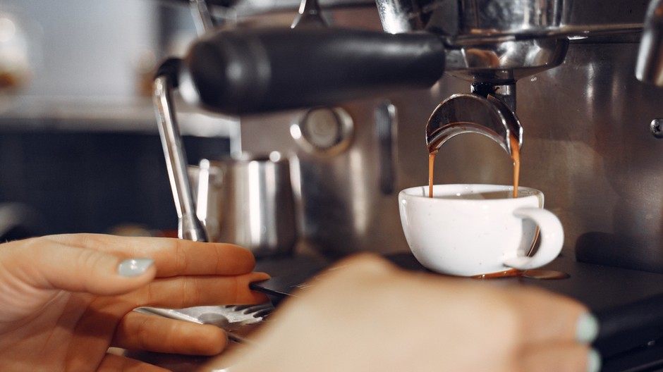 barista-cafe-making-coffee-preparation-service-concept 