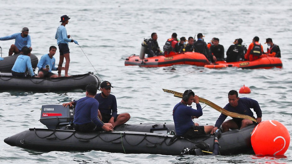 V Indonézii našli trosky lietadla aj telesné ostatky.