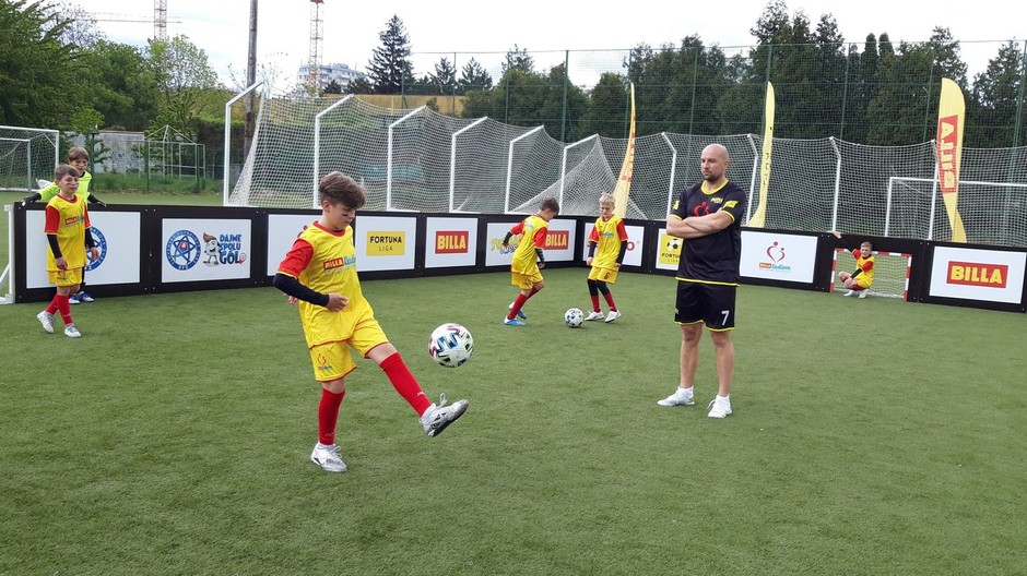 Aby sa tímy dostali do finále, musia splniť 5 výziev, jedna z nich je žonglérska