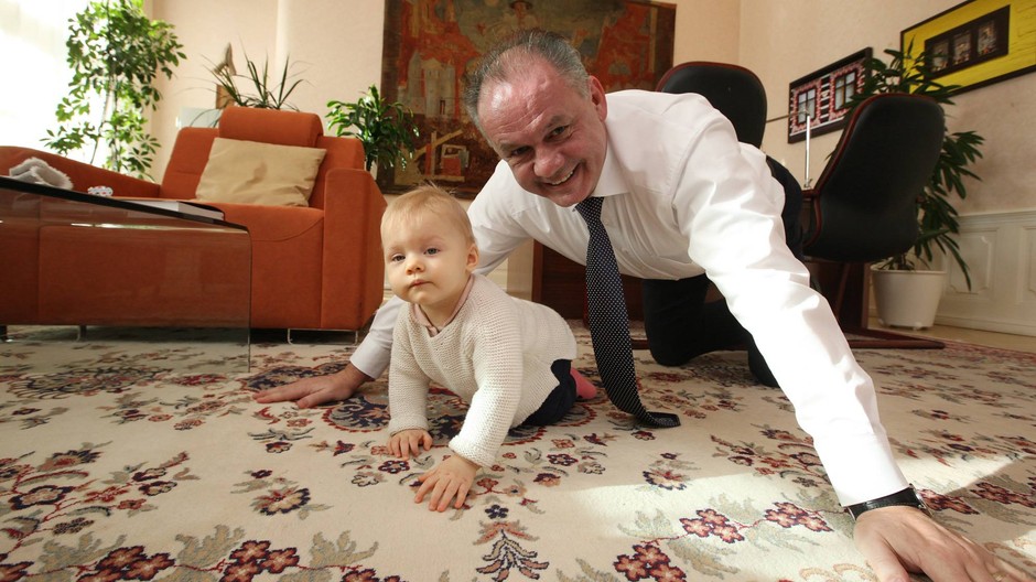 Prezident Andrej Kiska so svojou vnučkou Miou2.jpg