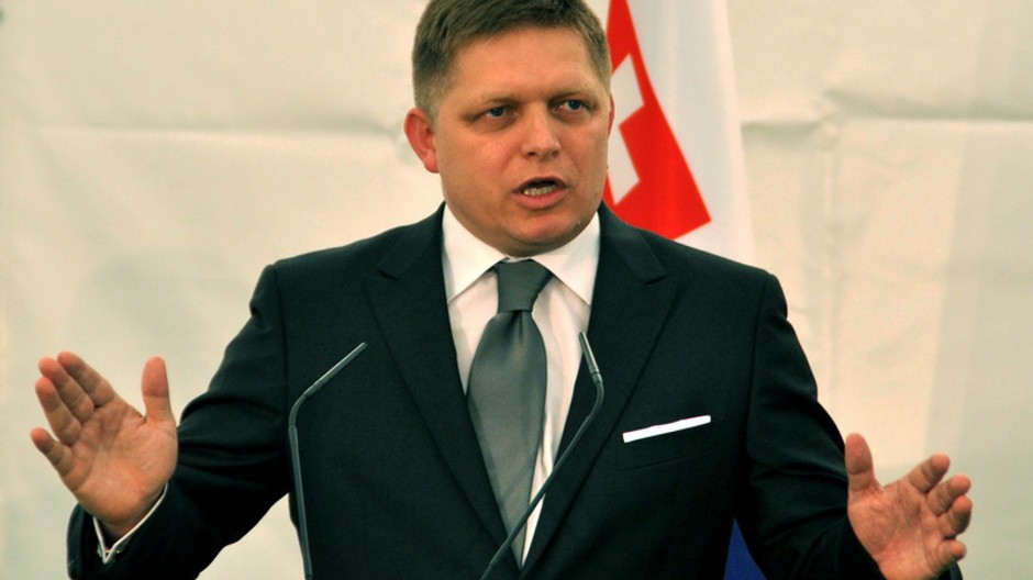 Robert Fico ruky od seba, vysvetluje