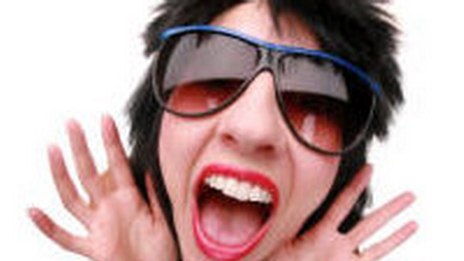 žena kričí rozmazana