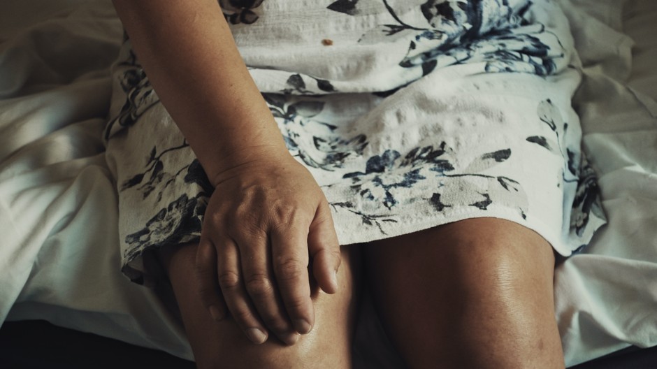 unsplash, boľavé kolená