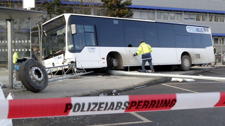 Havarovaný autobus na letisku vo Frankfurte nad Mohanom