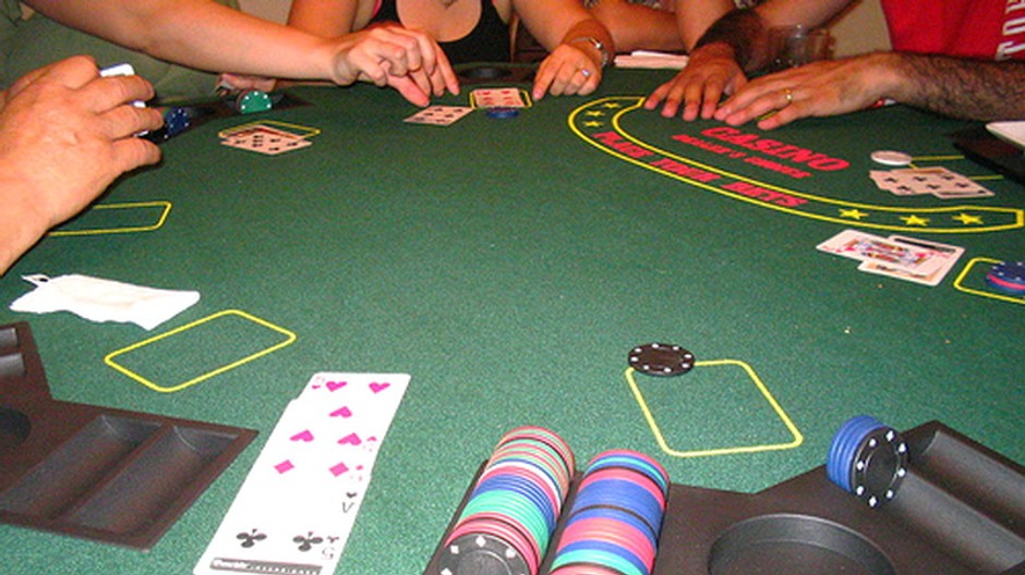 ludia hraju poker stol