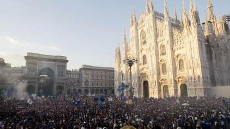 milano fanúšikovia pred katredralou Duomo