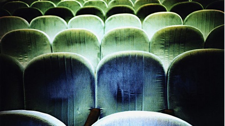 prazdne sedadla v kine