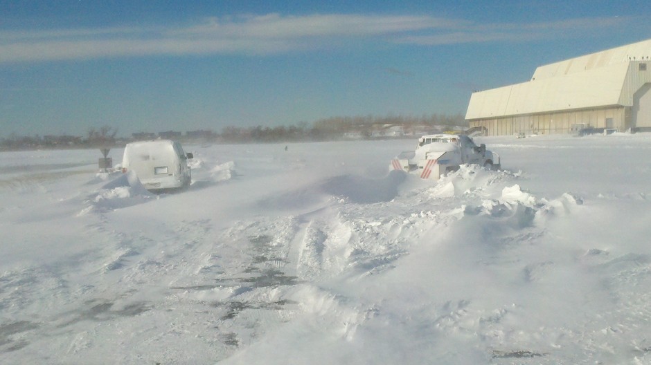 Perinbaba New Yorcanom tento rok naozaj ustedrila. Niektore metske casti  nemaju od vianoc  do dnesneho dna  vyvezeny odpad. Ludia su nespokojni, lebo mesto nema dostacujuce mnozstvo aut na odhrnovanie snehu v postihnutych oblastiach. V niektorych castiac
