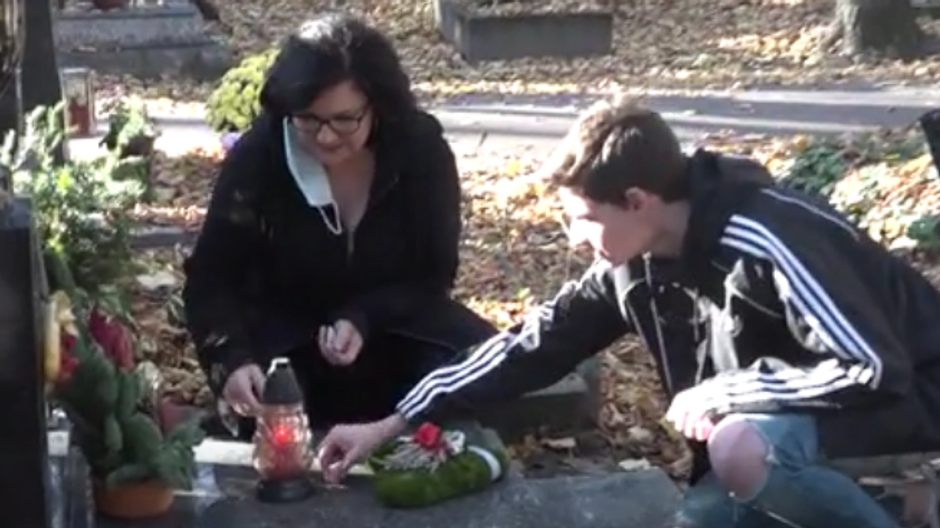 Syn a vdova po Brabcovi pri jeho hrobe