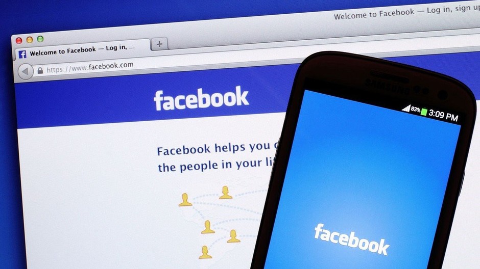 Facebook, počítač, mobil (ilustračná foto)