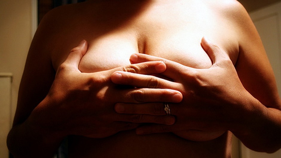 Ženské prsia, hrudník, prekrížené ruky