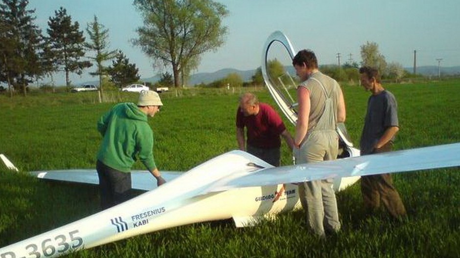 V poli núdzovo pristál vetroň