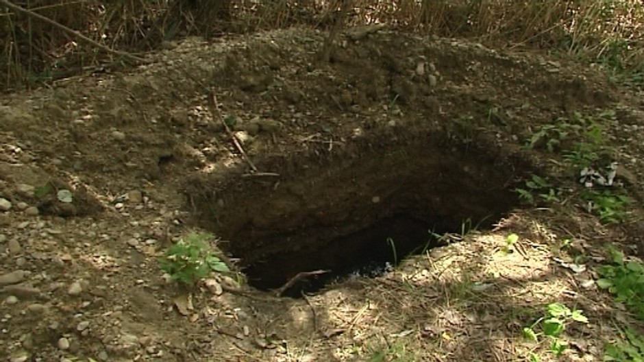 vykopany hrob diera gang