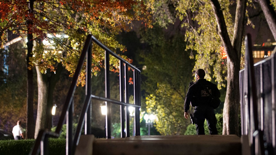 policajt v areáli Bieleho Domu