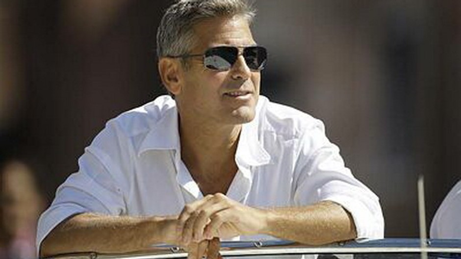 George Clooney sa opiera v bielom, okuliare