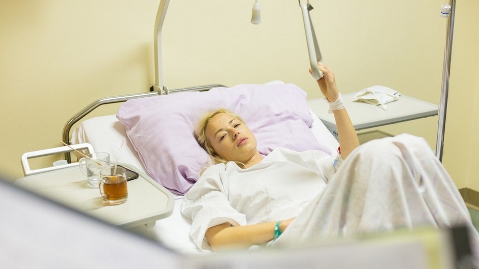 žena v nemocnici