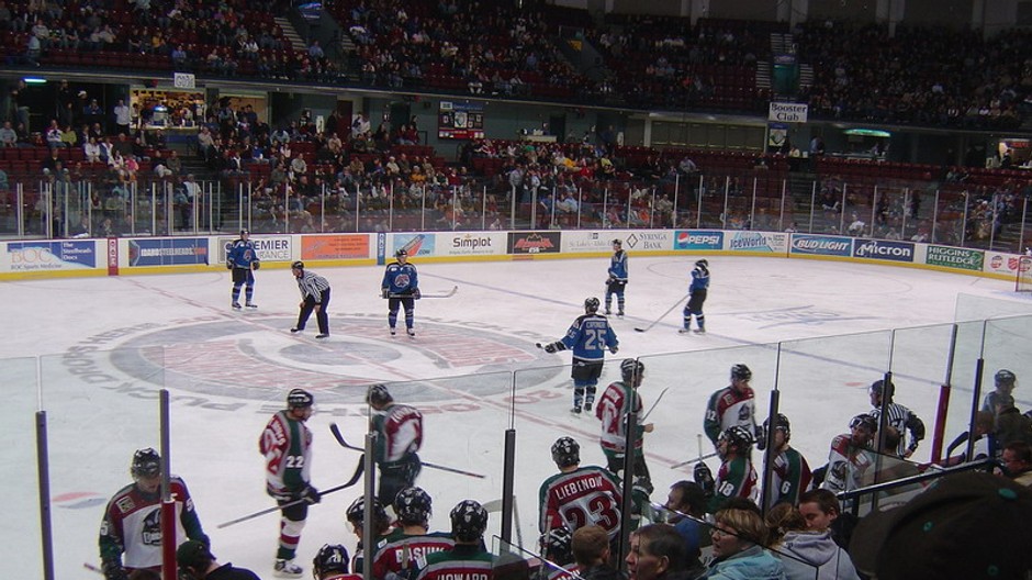 USA-hokejisti na ľade zdiaľky