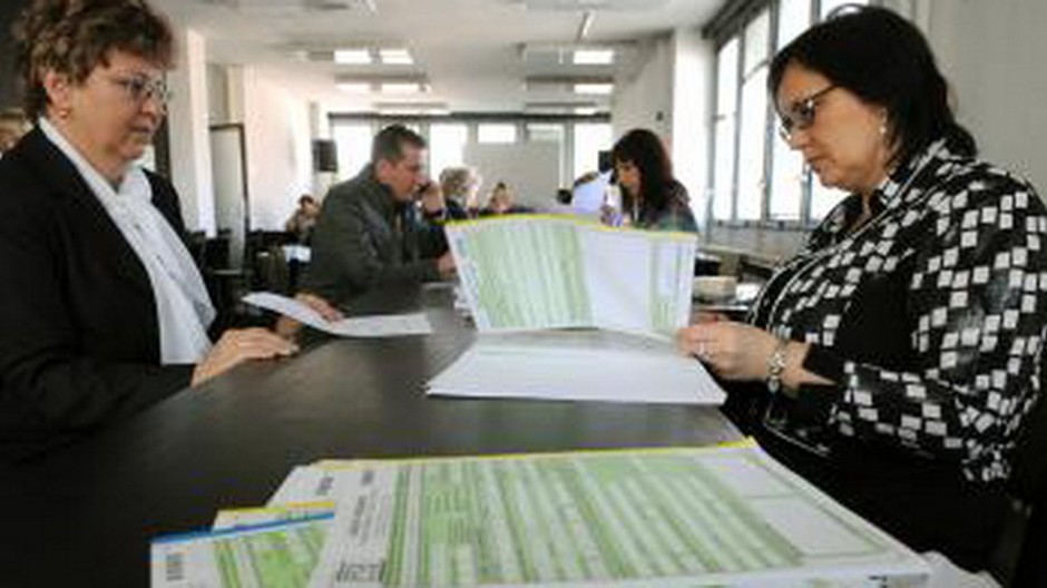 danovy urad, teta za prepazkou, tlaciva na stole, druha teta klientka