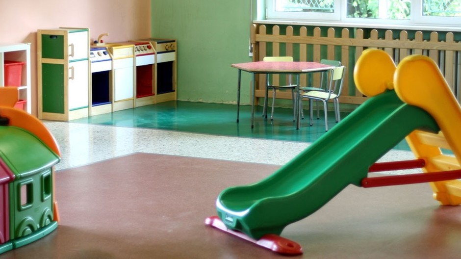 Prázdna škôlka, bez detí, šmýkľavka, domček