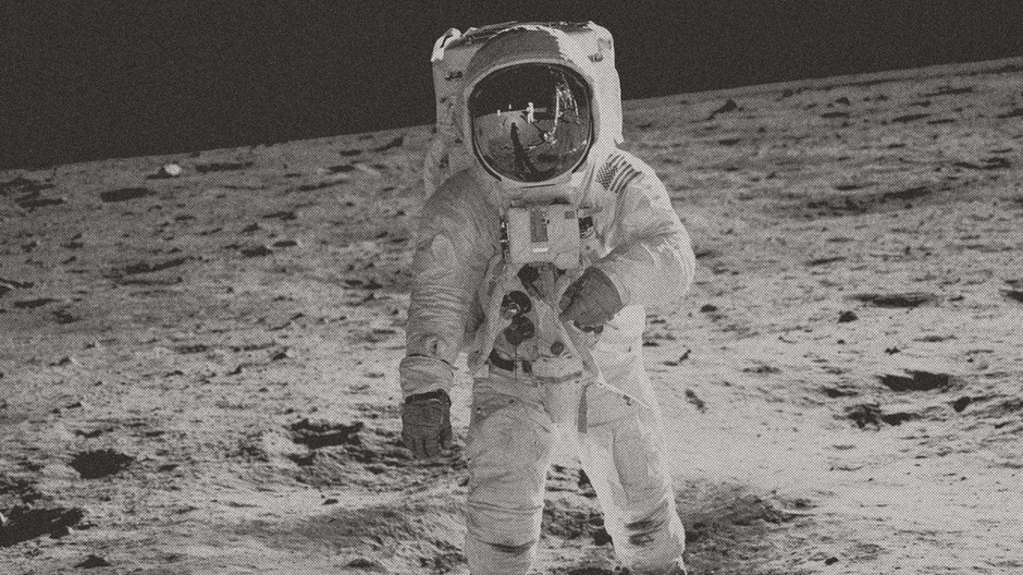 astronaut-walking-moon-black-white-tone (1)