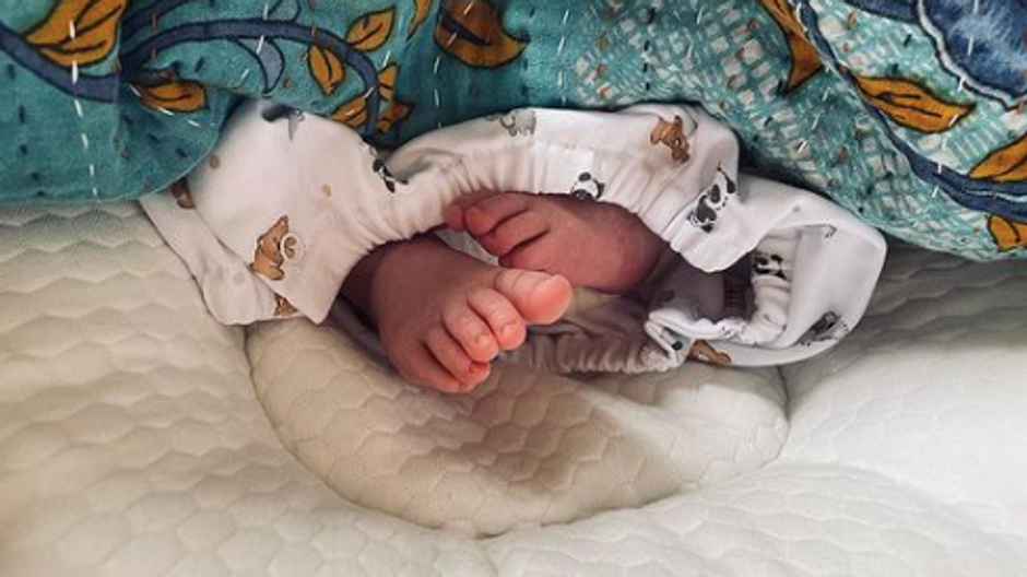 Nožičky bábätka Kate Mara