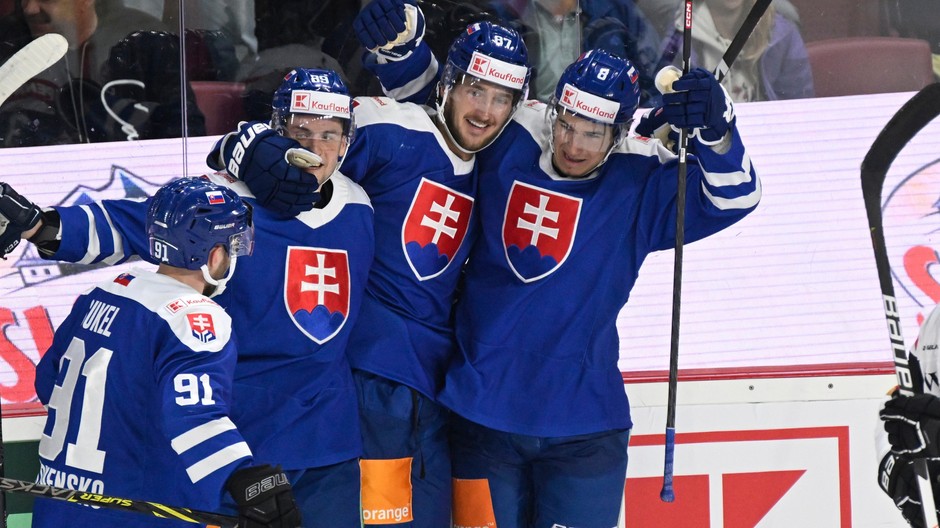 Slovensko, hokej, po góle (cropped)