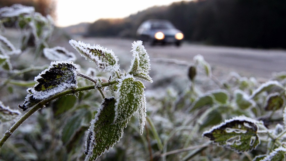 mráz a auto na ceste - ilustračné foto